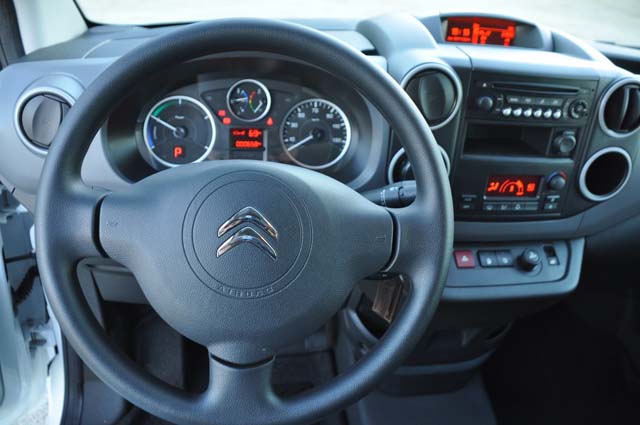 En el cuadro de mandos del Citroën Berlingo eléctrico se informa de la autonomía destacadamente.